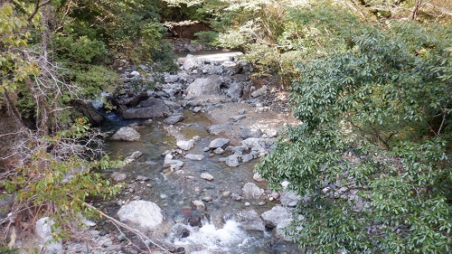 白滝公園の横を流れる川の光景